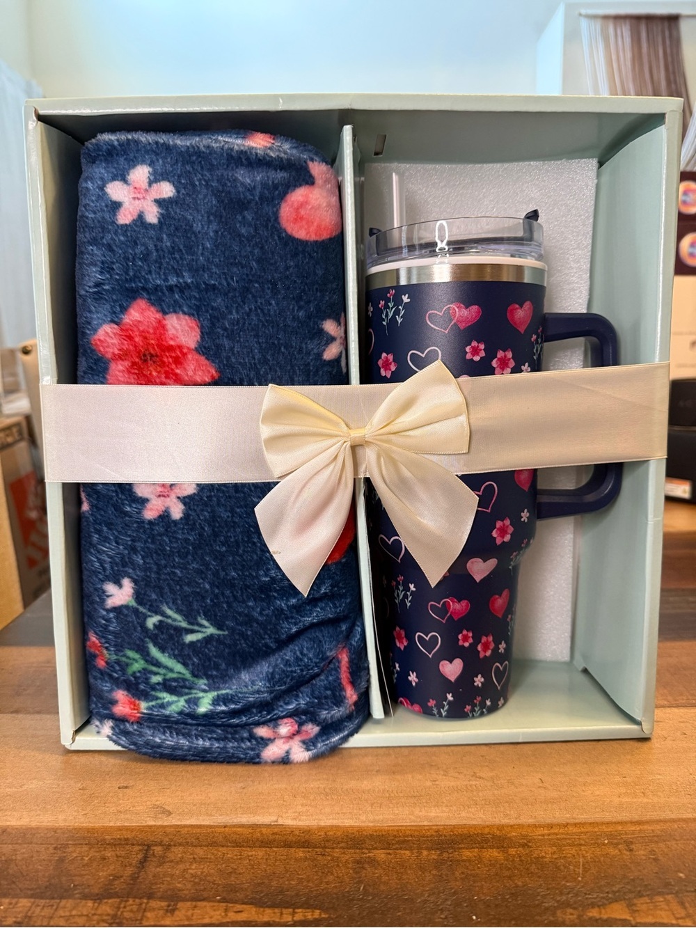 40oz Insulated Handled Travel Mug Drink-Through Lid + Floral Blanket, Hearts 2Pc